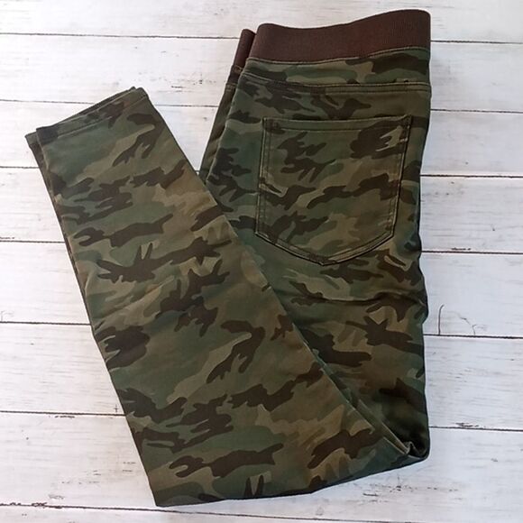 Women’s Juniors Camo Mid Rise Jeggings - Picture 2 of 5